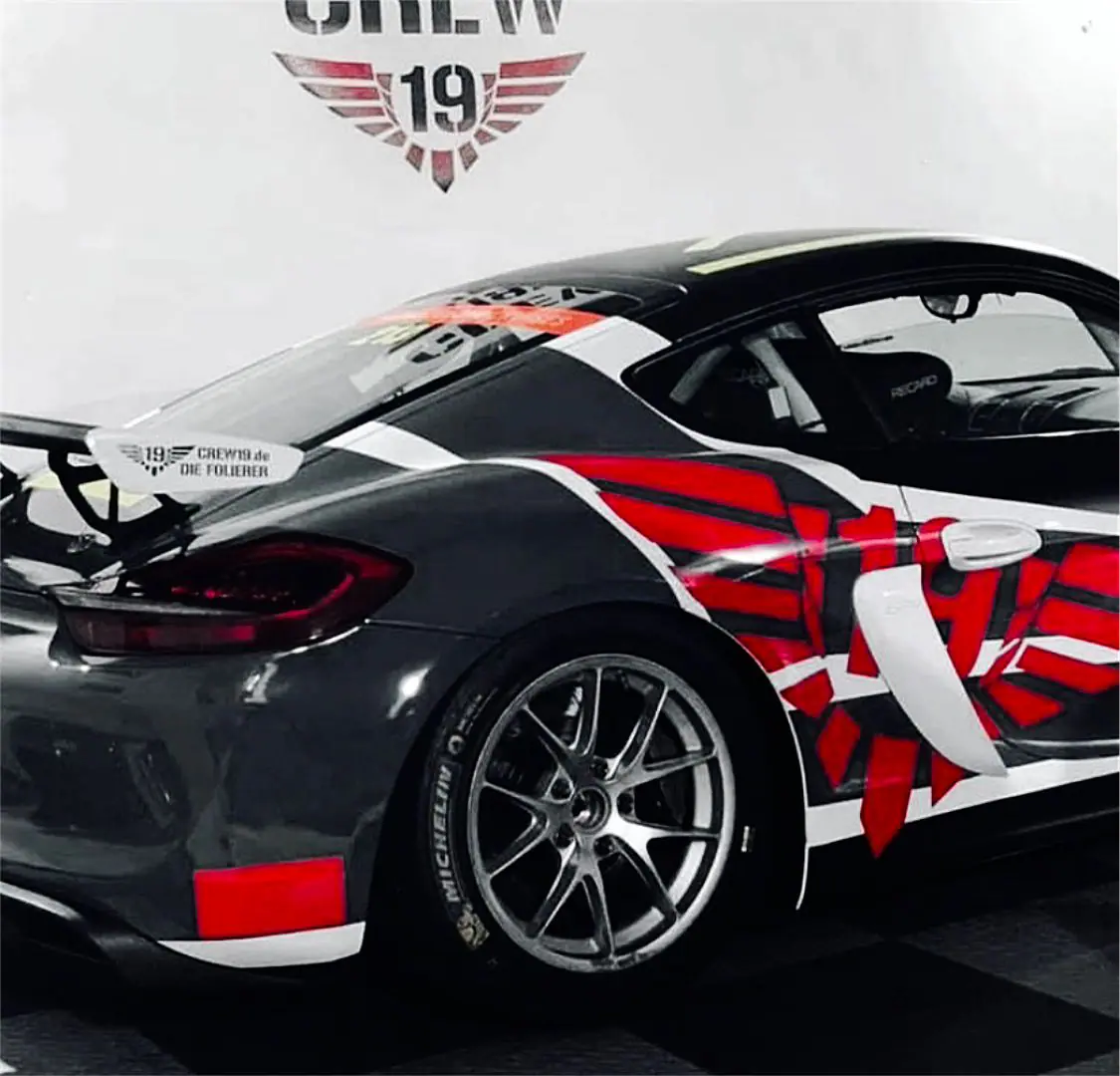Porsche Cayman mit Rot-Weiß-Schwarz-Design