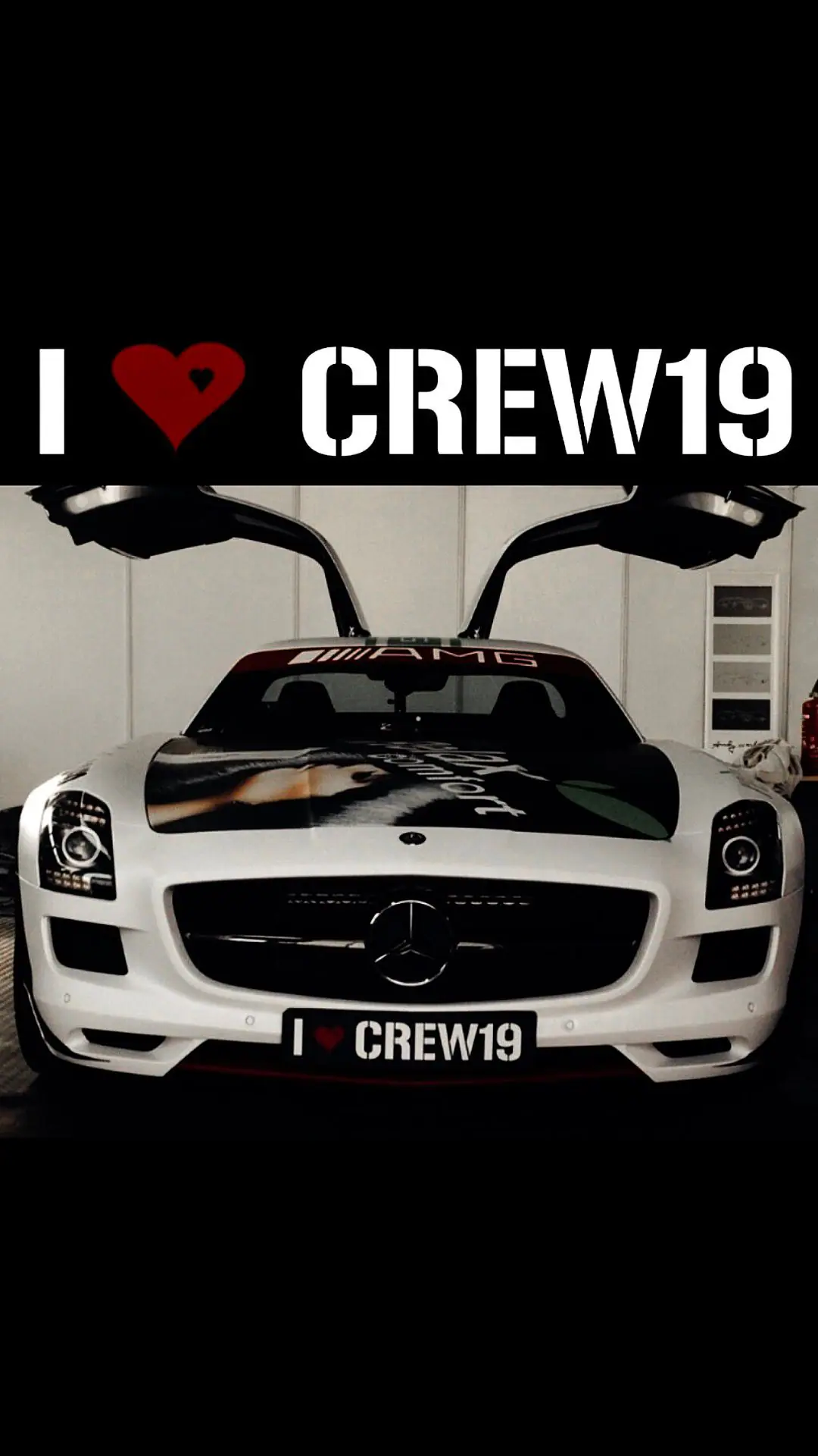 Mercedes SLS AMG mit geöffneten Flügeltüren