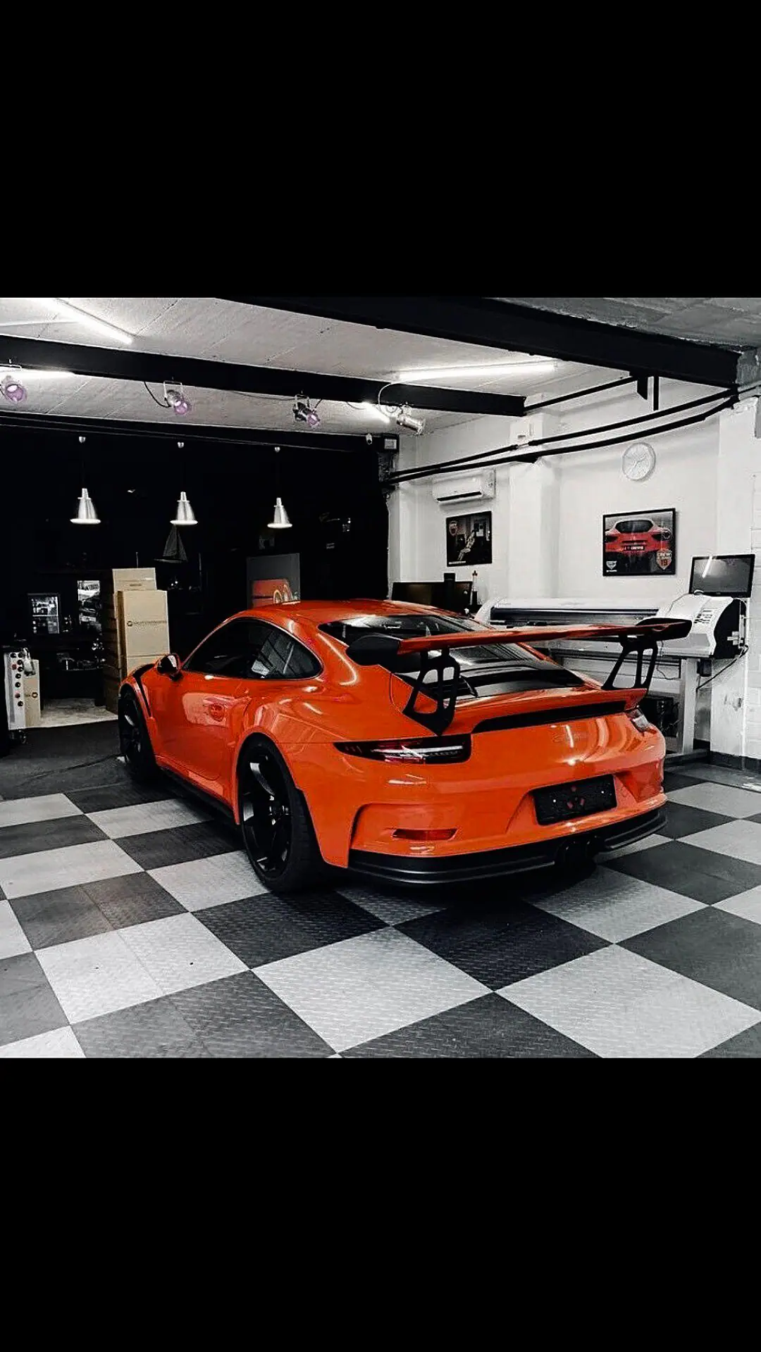 Oranger Porsche 911 GT3 RS in der Werkstatt