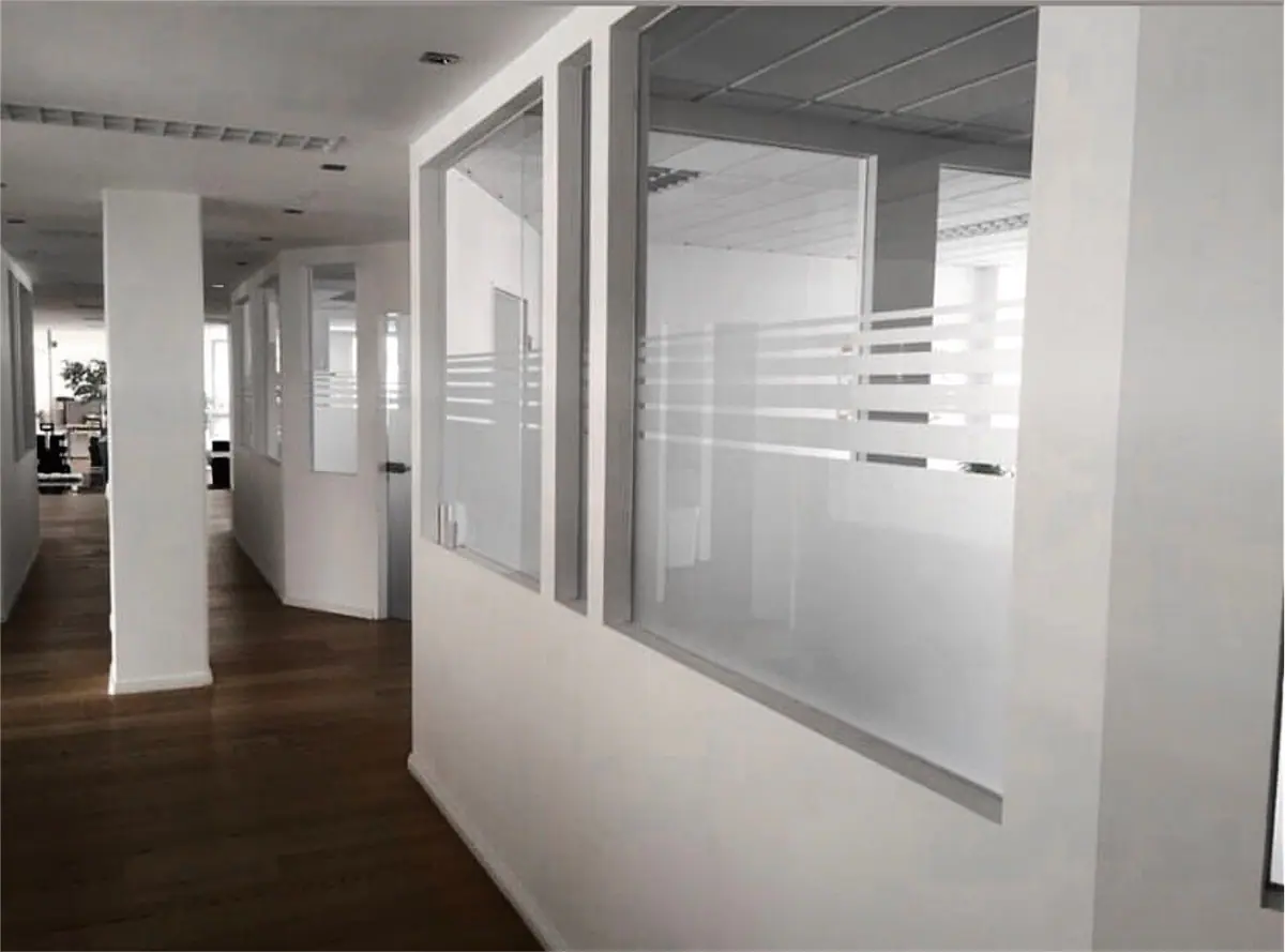 Glastrennwände im Büro mit Sichtschutzfolie