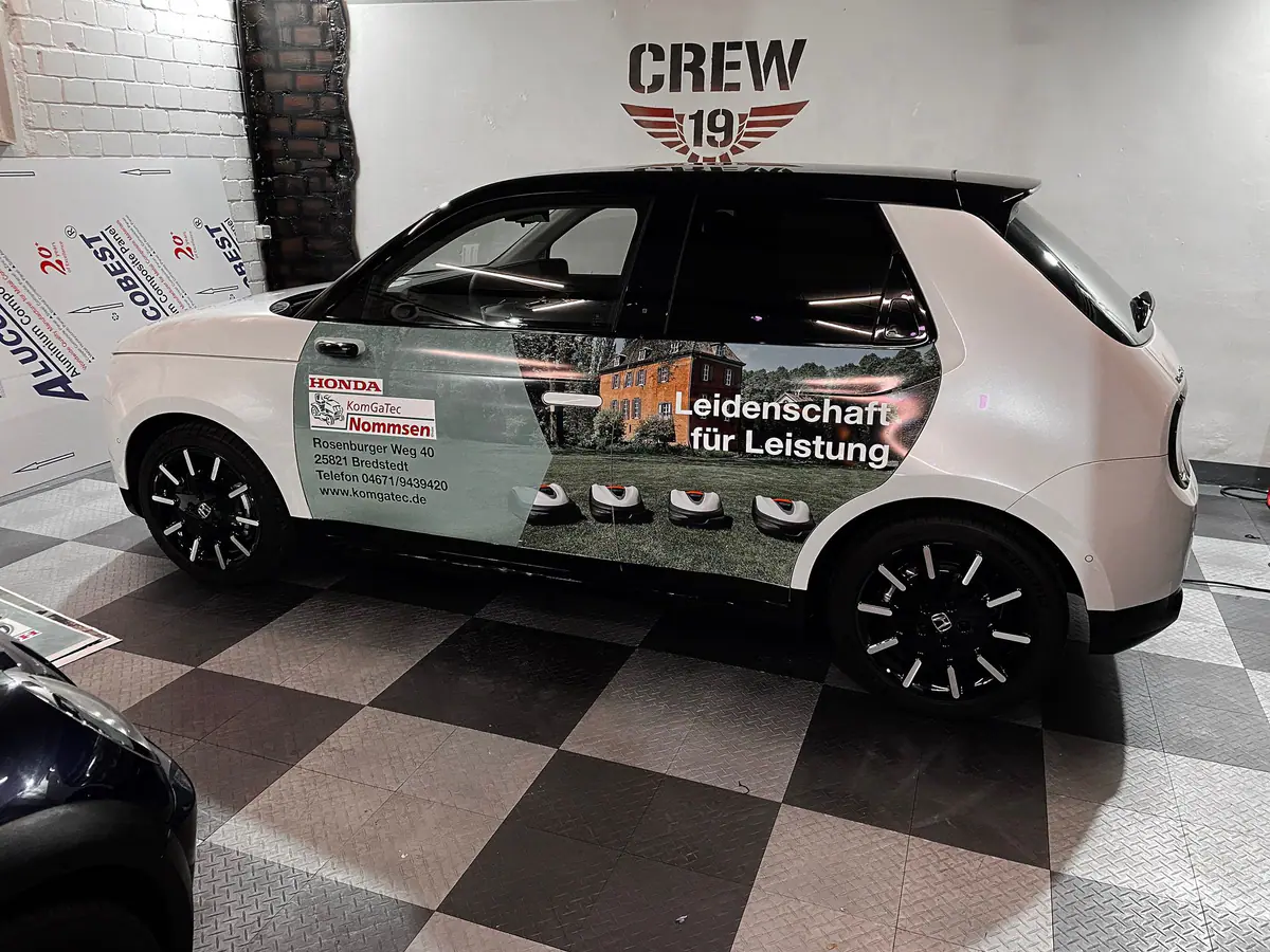 Kleinwagen mit Firmenbeschriftung