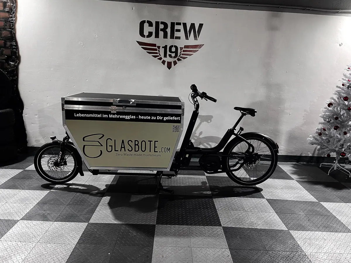 Lastenrad mit Werbebeschriftung