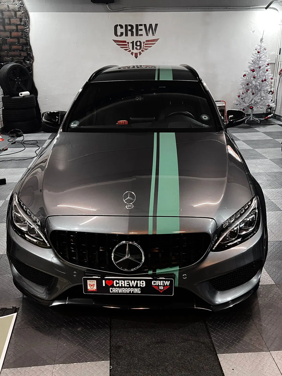 Mercedes-AMG in Mattgrau mit grünem Mittelstreifen