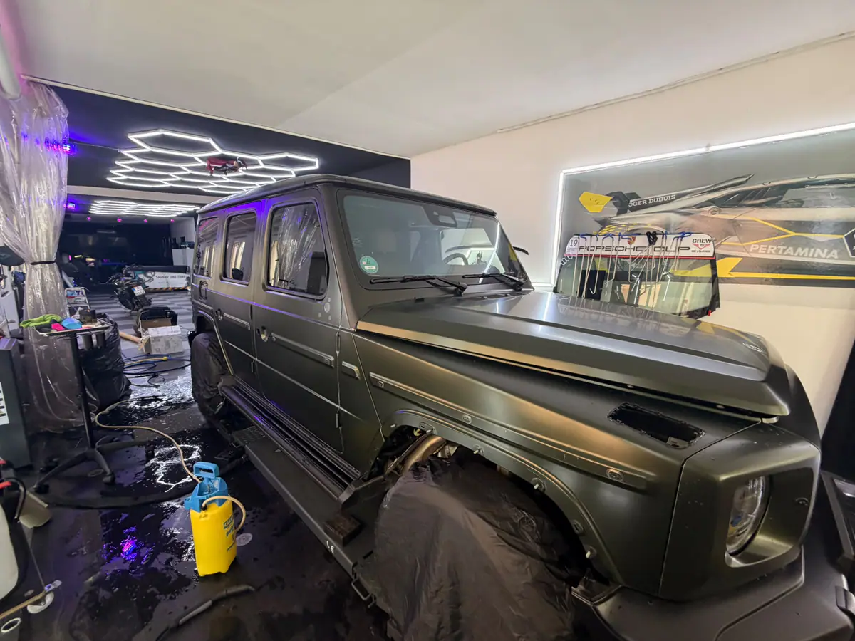 Mercedes G-Klasse in mattem Olivgrün in der Werkstatt