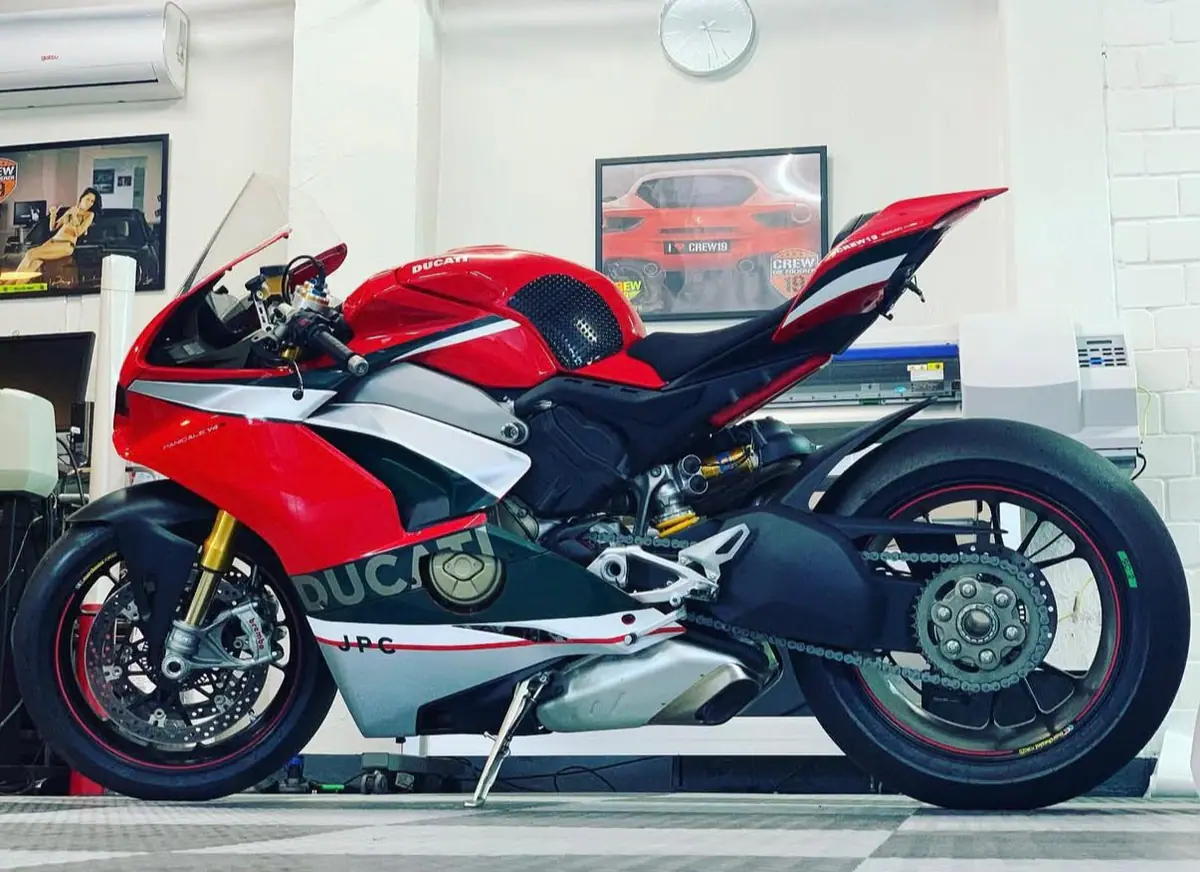Ducati Panigale in Rot-Weiß in der Werkstatt