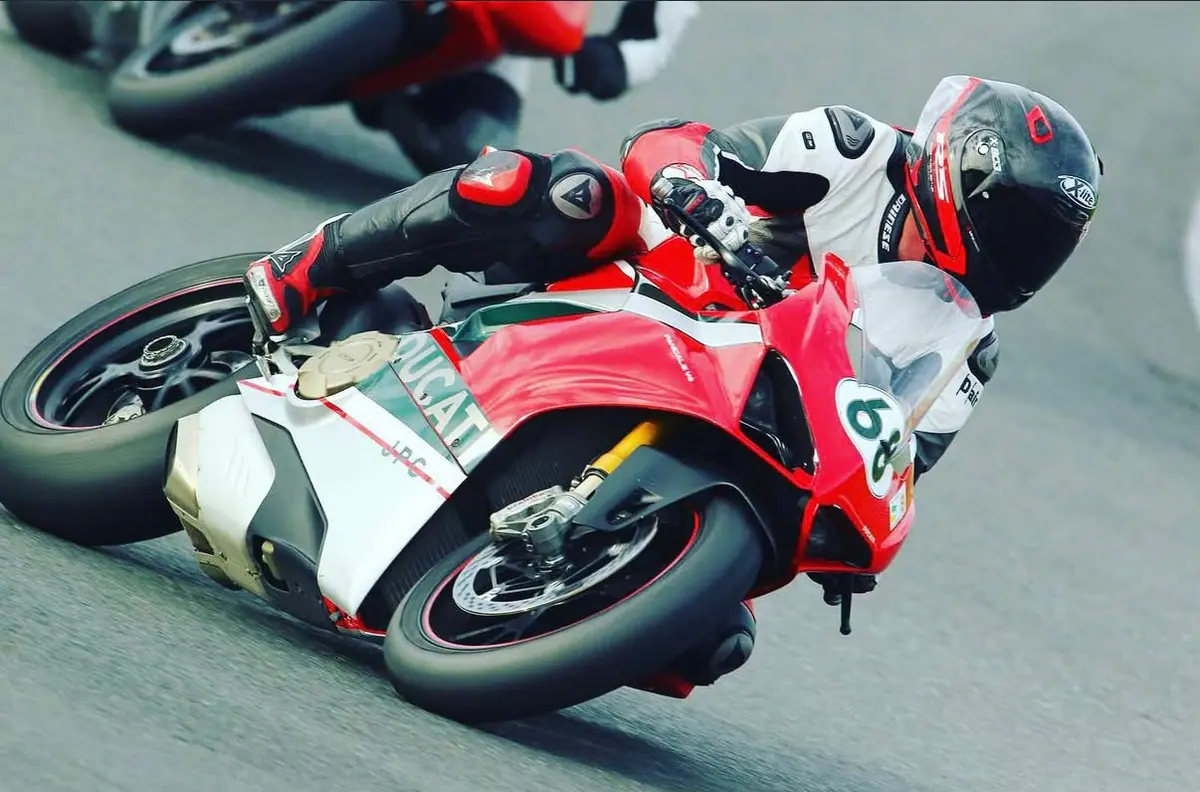 Ducati Panigale in Rot-Weiß in Schräglage auf der Rennstrecke
