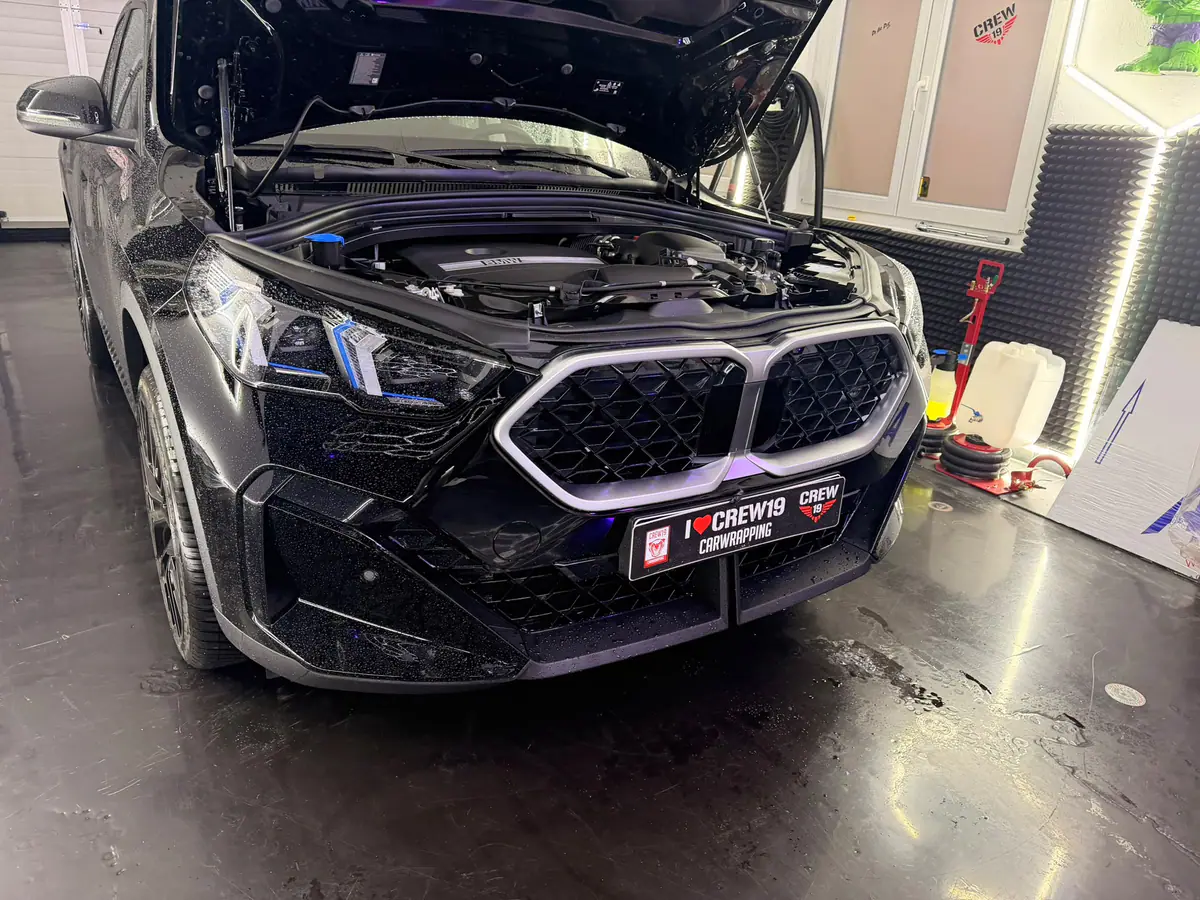 BMW X2 in Mattschwarz mit geöffneter Motorhaube