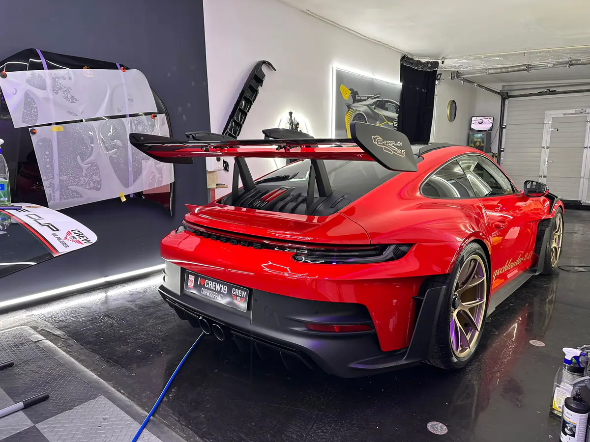Heck des roten Porsche 911 GT3 RS mit goldenen Felgen