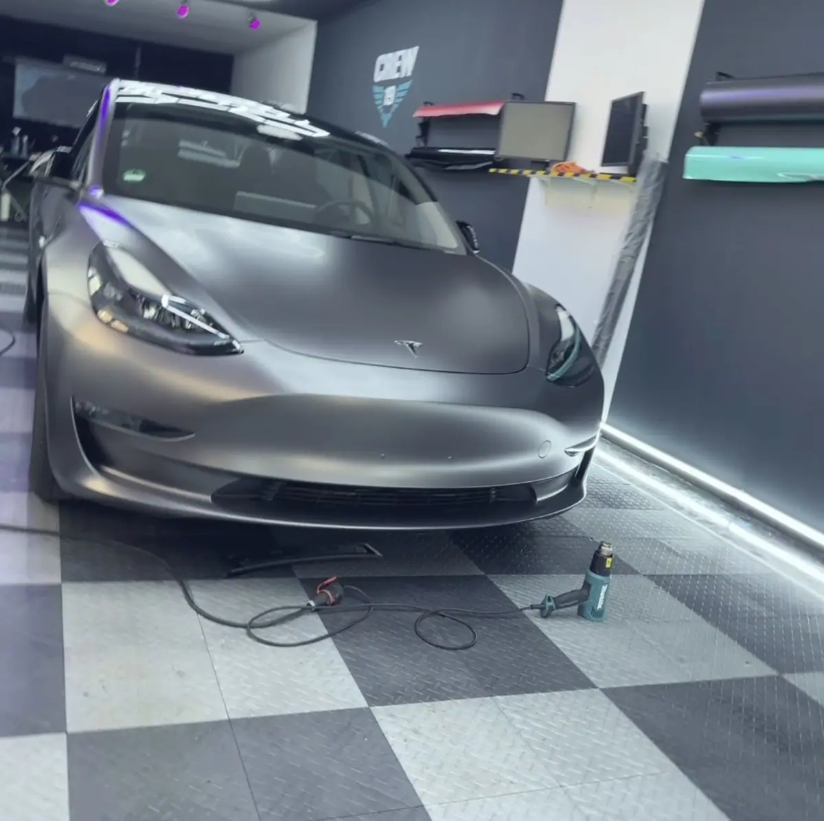 Tesla Model 3 in Mattgrau in der Werkstatt