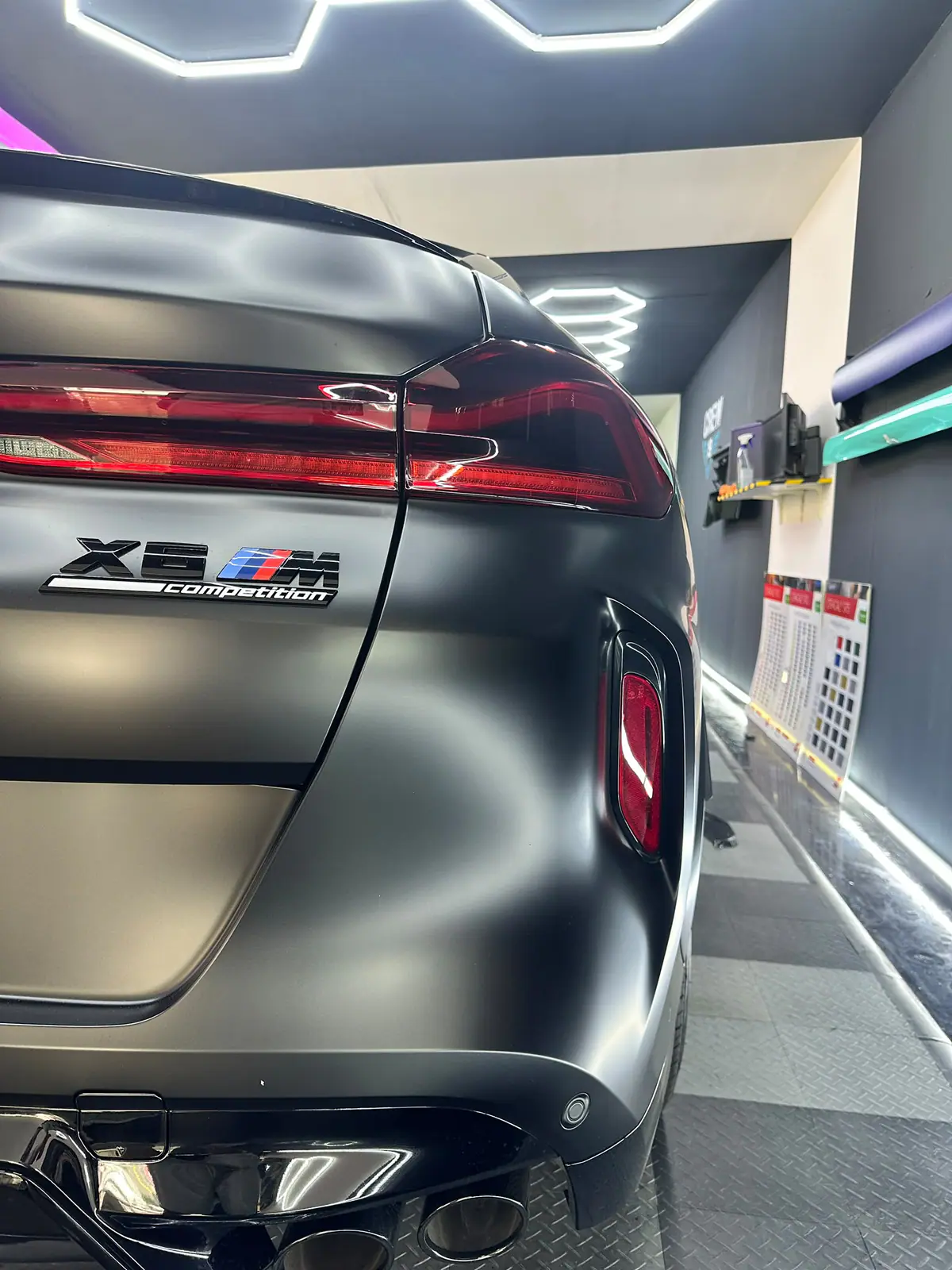 Heckdetail eines BMW X5 M Competition in Mattschwarz