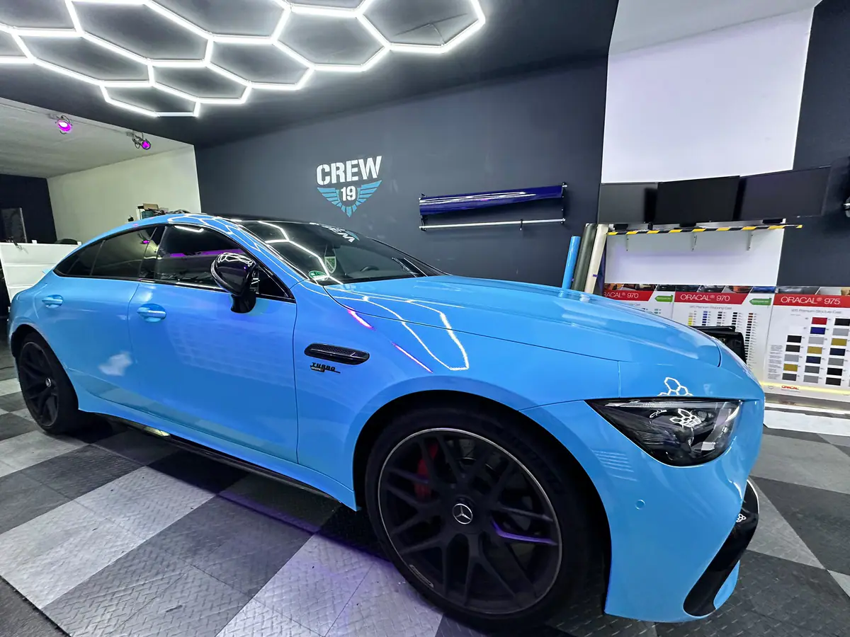 Mercedes-AMG GT Viertürer in Hellblau in der Werkstatt
