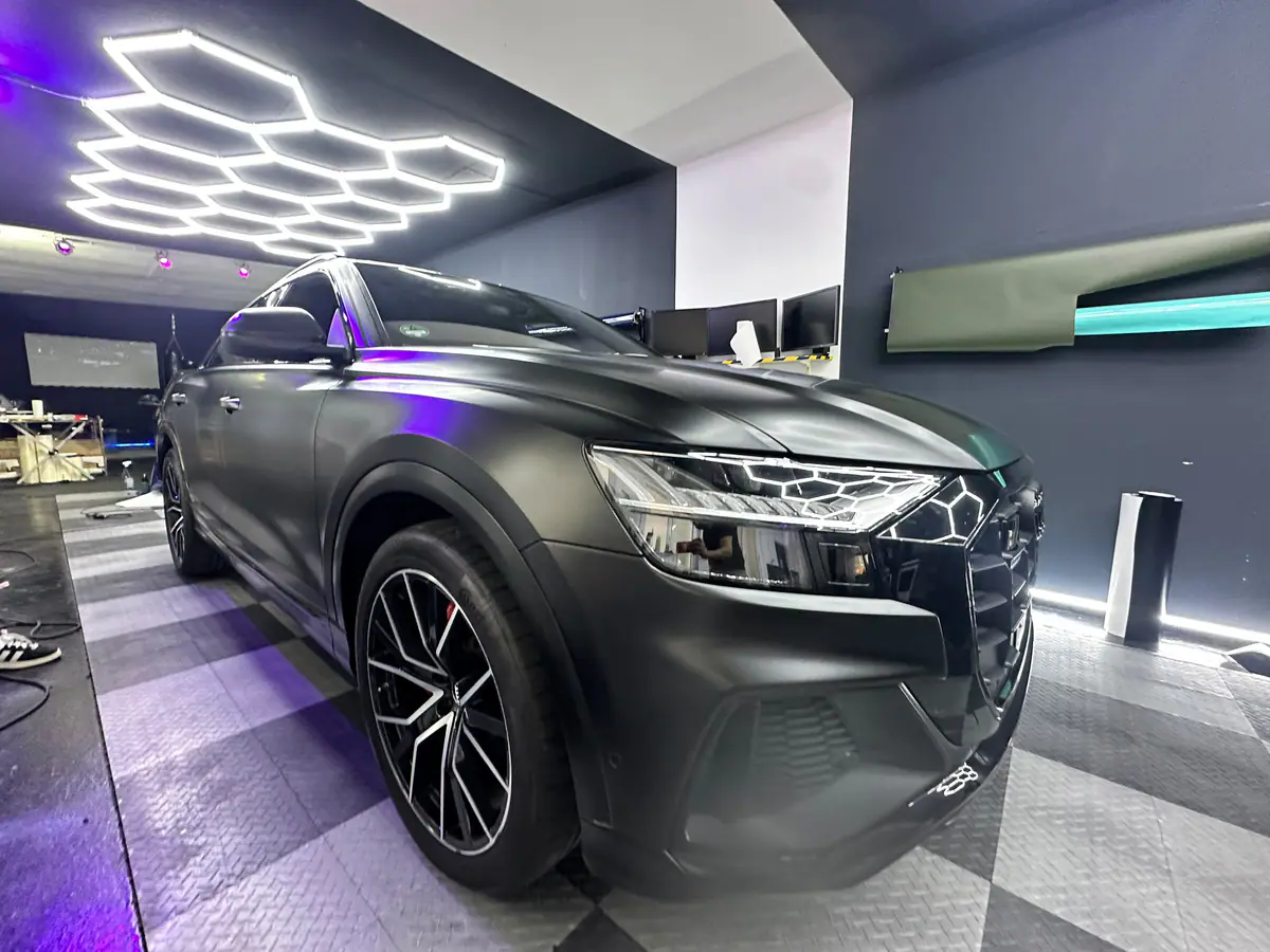 Audi-SUV in Mattschwarz unter Wabenlicht