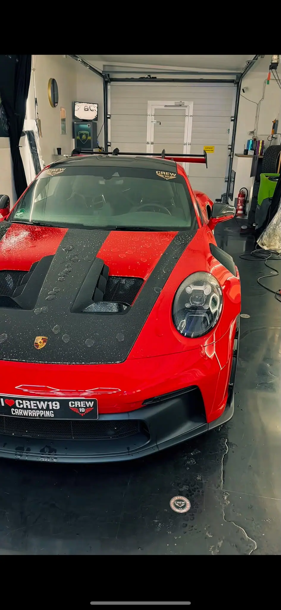Roter Porsche mit Motorhaube in Carbon-Optik