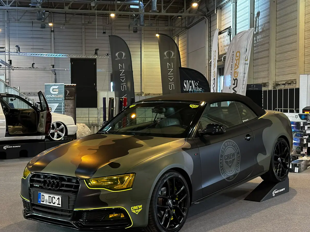 Audi Cabrio mit Folierung in Gold und Mattgrau auf einer Veranstaltung